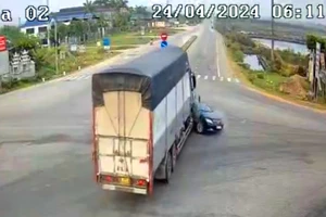 Va chạm giữa xe tải và xe con, 4 người thương vong