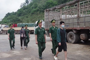 Lực lượng Bộ đội Biên phòng đưa 2 nạn nhân về đến Cửa khẩu quốc tế Cầu Treo an toàn 