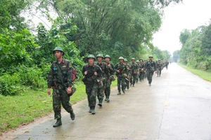 Cán bộ, chiến sĩ Đại đội Trinh sát cơ giới, Phòng Tham mưu (Bộ Chỉ huy Quân sự tỉnh Hà Tĩnh) hành quân tiếp cận bến vượt