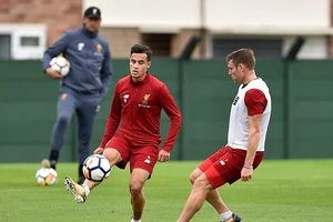 Philippe Coutinho (phải) trên sân tập Liverpool hôm thứ năm.