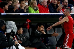 Franck Ribery (bìa phải) ném chiếc áo lên băng ghế dự bị sau khi phải rời sân để nhường chỗ cho Thomas Mueller trong trận đấu với Anderlecht. Ảnh: Getty Images 