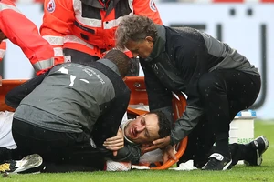 Christian Gentner đang được bác sĩ cấp cứu trên sân cỏ sau pha va chạm kinh hoàng với thủ môn Koen Casteels của Wolfsburg. Ảnh: Getty Images 