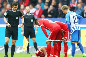 Franck Ribery ngã vật xuống sân cỏ sau khi dính chấn thương đầu gối trong trận đấu với Hertha Berlin. Ảnh: Getty Images