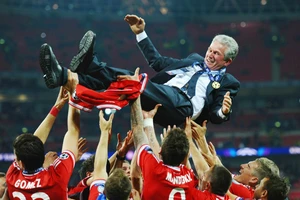 HLV Jupp Heynckes được các cầu thủ Bayern Munich tôn vinh sau khi đăng quang ở Champions League vào năm 2013. Ảnh: Getty Images