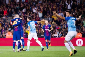 Barca (đỏ xanh) với bàn thắng đầy tranh cãi. Ảnh: Getty Images