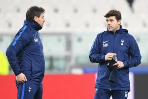 HLV Mauricio Pochettino (phải) tin rằng Tottenham không xảy ra bất ổn nội bộ nào. Ảnh: Getty Images 