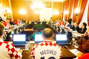Các chính trị gia Croatia đi làm với đồng phục là màu áo tuyển quốc gia. Ảnh Bleacher Report Football.