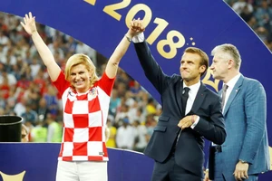 Tổng thống Kolinda Grabar Kitarovic trong chiếc áo ca rô trắng đỏ khá quen thuộc ở các trận đấu của Croatia ở World Cup 2018. Ảnh: Reuters