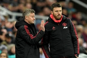 HLV Ole Gunnar Solskjaer vốn cũng đã có một đồng đội cũ Michael Carrick (phải) trong ban huấn luyện. Ảnh: Getty Images