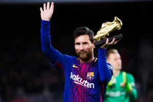 Lionel Messi trở thành cầu thủ đầu tiên thắng Giầy vàng châu Âu trong 3 mùa liên tiếp. Ảnh: Getty Images