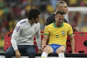 Arthur Melo đau đớn rời sân và đối mặt nguy cơ không thể dự giải. Ảnh: Getty Images