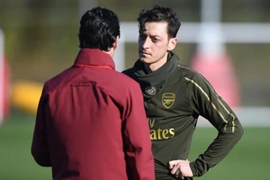 Mesut Oezil đang dần thấy tương lai ở Arsenal khép lại. Ảnh: Getty Images 