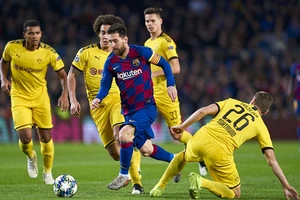 Lionel Messi trong một lần “nhảy múa” giữa vòng vây cầu thủ Borussia Dortmund. Ảnh: Getty Images