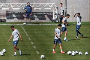 Cầu thủ Bayern Munich đang tập luyện chờ ngày trở lại. 