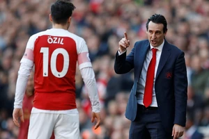 HLV Unai Emery tin nhiệm kỳ của ông tại Arsenal sẽ khác nếu Mesut Oezil khác đi. Ảnh: Getty Images