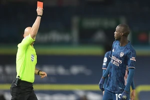 Nicolas Pepe và chiếc thẻ đỏ đẩy Arsenal vào khó khăn. Ảnh: Getty Images 