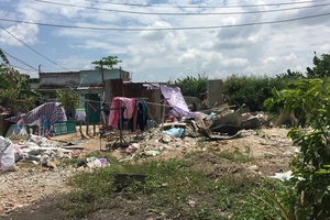Nhiều hộ dân sống trong cảnh tạm bợ, lụp xụp do “mắc kẹt” dự án suốt 20 năm qua tại xã Bình Hưng, huyện Bình Chánh, TPHCM