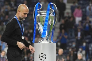 Pep Guardiola lặng lẽ bước qua danh hiệu mà ông chờ đợi suốt 10 năm qua. Ảnh: Getty Images