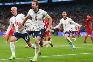 Đội trưởng Harry Kane mừng ghi bàn quyết định đưa tuyển Anh vào trận chung kết lịch sử.