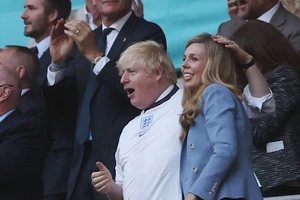 Thủ tướng Anh, Boris Johnson và vợ phấn khích khi dự khán trận bán kết.