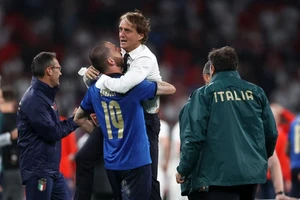 HLV Roberto Mancini hạnh phúc mừng chiến thắng. 