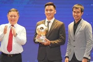 Hồ Văn Ý nhận giải Quả bóng vàng futsal nam năm 2021 do Báo Sài Gòn Giải Phóng trao. Tác giả: DŨNG PHƯƠNG 