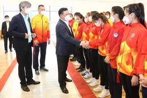 Bí thư thành ủy Hà Nội Đinh Tiến Dũng đã tới thăm các đội tuyển thể thao chuẩn bị SEA Games. Ảnh: THANH HẢI.KTĐT