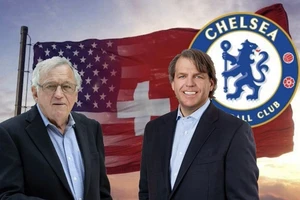 Todd Boehly (phải) và Hansjorg Wyss đứng đầu liên doanh mua lại Chelsea.