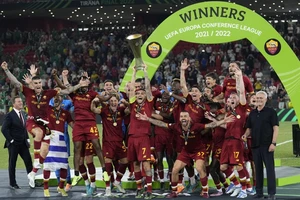 AS Roma nâng danh hiệu châu Âu đầu tiên sau hơn 6 thập niên.