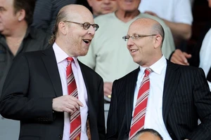 Gia đình chủ sở hữu Glazers đang đàm phán để bán cổ phần thiểu số tại Man.United.
