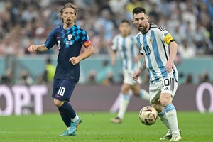 Chỉ tính trong trận bán kết, Messi có đến 31 lần nhận bóng trong trạng thái... đi bộ.