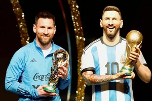 Lionel Messi và bức tượng của mình, vốn sẽ được đặt trong bảo tàng của LĐBĐ Nam Mỹ bên cạnh tượng Pele và Diego Maradona.