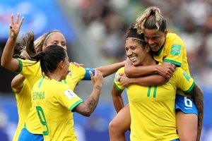 Các cô gái tuyển Brazil kêu gọi sự ủng hộ trong nỗ lực chinh phục danh hiệu thế giới đầu tiên.