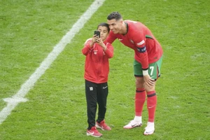 Sự thân thiện của Cristiano Ronaldo đã “khuyến khích” hàng loạt các hành động sau đó.