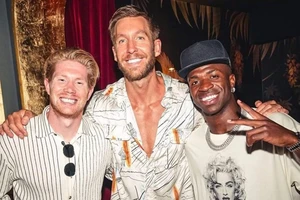 De Bruyne chụp hình cùng DJ Calvin Harris và Vinicius JR tại Ibiza