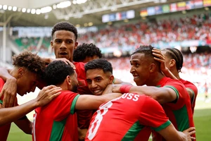 Các cầu thủ Morocco ăn mừng bàn mở tỷ số cuối hiệp 1