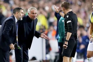 HLV Jose Mourinho chế giễu lời giải thích “không thể tin được” của trọng tài Clement Turpin.