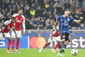 Arsenal thủng lưới bàn đầu tiên ở Champions League khi Hakan Calhanoglu sút thắng phạt đền giúp Inter Milan thắng 1-0.