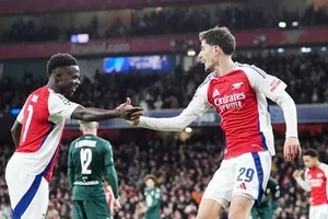 Bukayo Saka và Kai Havertz vẫn rất vui vẻ sau bàn thắng. 