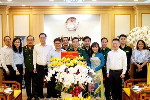Đoàn đại biểu Thành ủy - HĐND - UBND - Ủy ban MTTQ Việt Nam TPHCM và chúc mừng Bộ đội Biên phòng phía Nam. Ảnh: THÀNH CHUNG