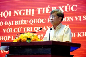 Viện trưởng VKSND tối cao Lê Minh Trí tiếp xúc cử tri TPHCM. Ảnh: THÀNH CHUNG
