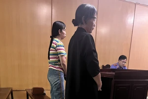Nhờ người “chạy” tại ngoại cho con, Trần Thị Ánh Nguyệt (áo đen) lãnh án 2 năm tù về tội đưa hối lộ. Ảnh: THÀNH CHUNG