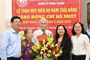 Quận ủy quận Bình Thạnh (TPHCM) tổ chức Lễ trao Huy hiệu 80 năm tuổi Đảng cho đồng chí Hà Nhật. Ảnh: VIỆT DŨNG