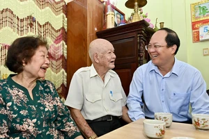 Đồng chí Nguyễn Hồ Hải thăm hỏi cụ ông Lý Hữu Chải. Ảnh: VIỆT DŨNG