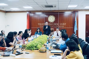 Hội thảo khoa học "Pháp luật về xử lý kỷ luật cán bộ, công chức ở Việt Nam hiện nay" của Trường ĐH Luật TPHCM thu hút nhiều chuyên gia tham dự