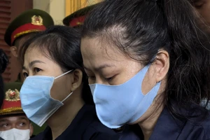 Bị cáo Nguyễn Thị Minh Phụng (bên phải) tại phiên tòa