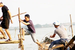Đội chống “sa tặc” làng Trung Yên tham gia tuần tra trên sông