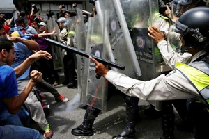 Cảnh sát ngăn chặn vụ bạo loạn tại Venezuela. Ảnh Reuters