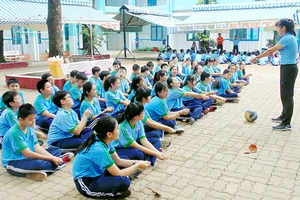 Một tiết học thể dục ngoài trời của học sinh Trường THCS Bình Tây (quận 6)