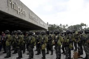  Lực lượng đặc nhiệm Philippines đang làm nhiệm vụ tại một sự kiện được tổ chức ở Trung tâm Hội nghị quốc gia. Ảnh REUTERS